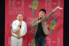 気絶するレギュラー西川（右）。