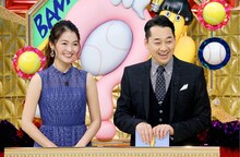 司会のバナナマン設楽（右）とアシスタントの福田典子アナウンサー（左）。(c)テレビ東京