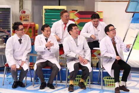 （手前左から）ナイツとおぎやはぎ。後列はサンドウィッチマン。(c)フジテレビ