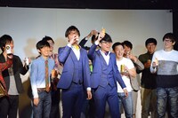 飲み物を片手に乾杯する出演者たち。