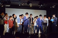 飲み物を飲む出演者たち。