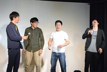 「最優秀新人賞」を獲得した卯月（右）と、話を聞く三福エンターテイメント（左）。