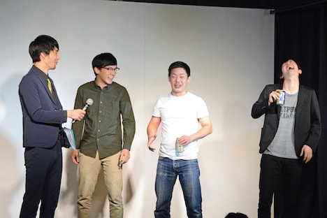 「最優秀新人賞」を獲得した卯月（右）と、話を聞く三福エンターテイメント（左）。