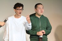 賞金3万円がもらえることを知って喜ぶモグライダー芝（左）。