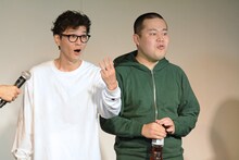 賞金3万円がもらえることを知って喜ぶモグライダー芝（左）。