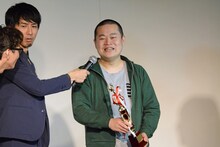 涙目になるモグライダーともしげ。