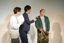 涙をこらえるモグライダーともしげ（右）。