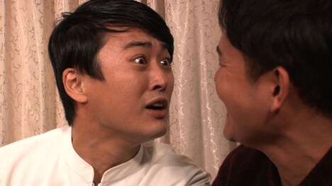 千鳥ノブ（右）とフリースタイルバトルを繰り広げる劇団ひとり（左）。(c)テレビ東京