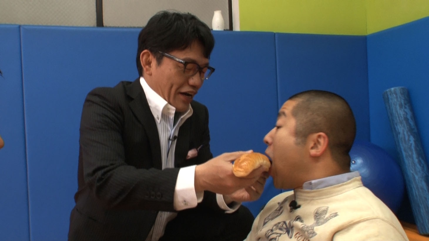 フリースタイルバトルを繰り広げるずん飯尾（左）とハライチ澤部（右）。(c)テレビ東京