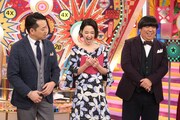 「奇跡体験！アンビリバボー」スタジオメンバーのバナナマンと剛力彩芽（中央）。(c)フジテレビ