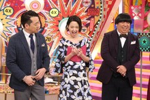 「奇跡体験！アンビリバボー」スタジオメンバーのバナナマンと剛力彩芽（中央）。(c)フジテレビ
