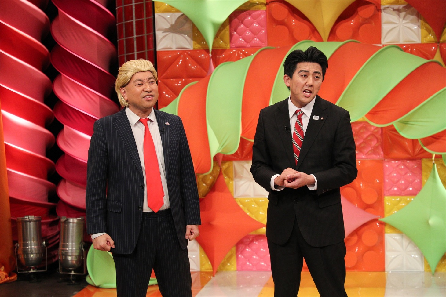 「“ネタ”でニュースが見えてくる！笑えるTIMES」に出演する、（左から）レイザーラモンRG、ビスケッティ佐竹。(c)関西テレビ