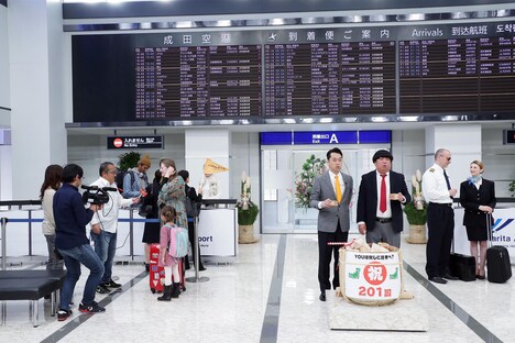 成田空港の到着ロビーそっくりに作られたスタジオ。(c)テレビ東京