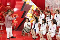 「出川哲朗とバリバリウーマン！～今夜、すべてブチまけるわよ！SP～」でMCを務める出川哲朗（左）。(c)フジテレビ