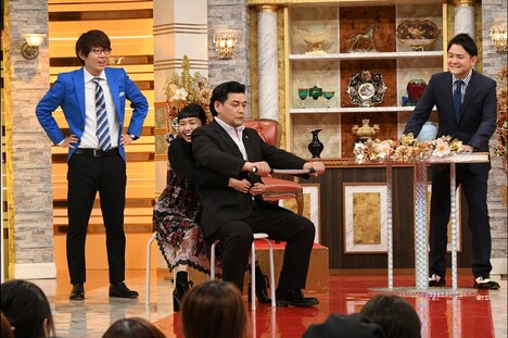 二階堂ふみとのバイク2人乗りのシチュエーションに照れるサンドウィッチマン富澤（中央）。(c)テレビ朝日