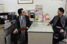 フリースタイルバトルを繰り広げるキャイ～ン・ウド鈴木（左）と千鳥ノブ（右）。