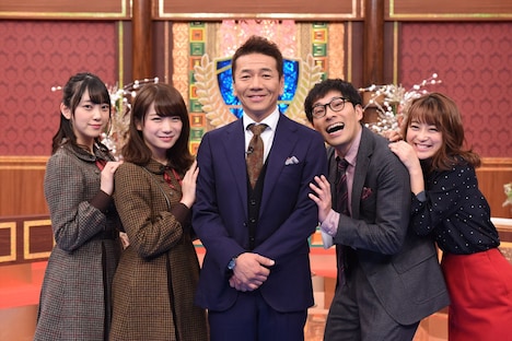 （左から）堀未央奈、秋元真夏、くりぃむしちゅー上田、浜ロン、鈴木奈々。(c)中京テレビ