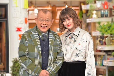 「A-Studio」MCの笑福亭鶴瓶とアシスタントのemma（右）。(c)TBS