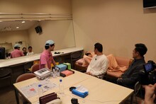 くりぃむしちゅーの楽屋で、アンゴラ村長が寝る様子。(c)テレビ朝日