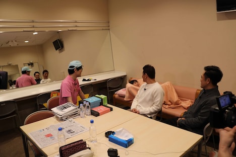 くりぃむしちゅーの楽屋で、アンゴラ村長が寝る様子。(c)テレビ朝日