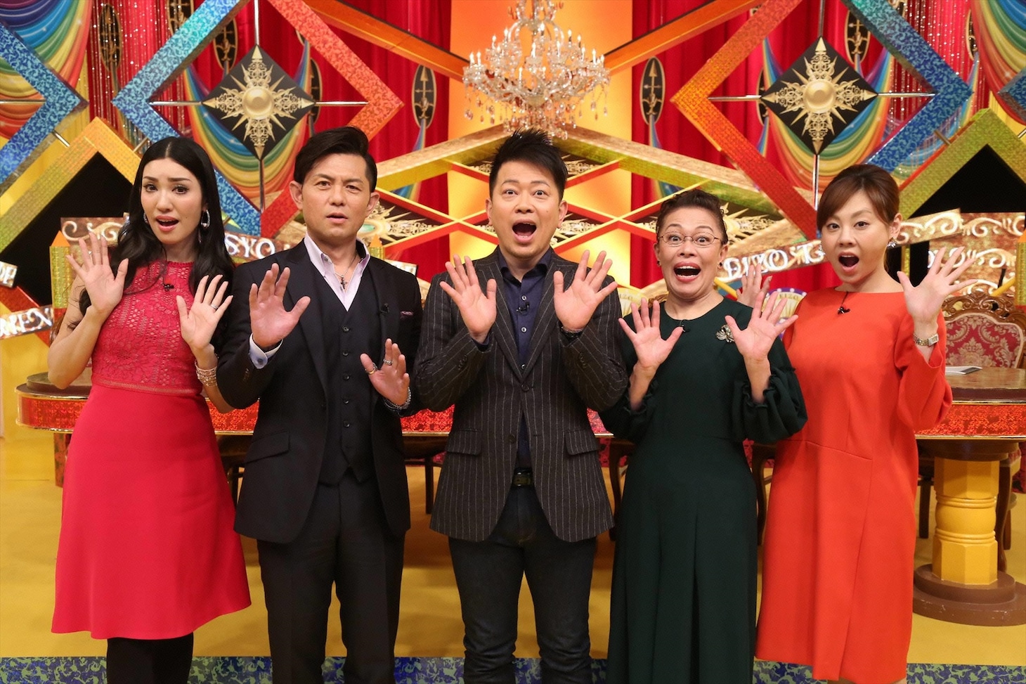 「超ド級！世界のありえない映像大賞」にMC兼審査員長として出演する雨上がり決死隊・宮迫（中央）ら。(c)フジテレビ