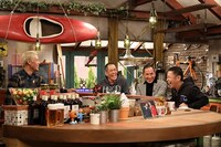 ザ・ぼんち（中央）が出演する「おかべろ」のワンシーン。(c)関西テレビ