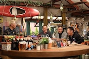 ザ・ぼんち(中央)が出演する「おかべろ」のワンシーン。(c)関西テレビ