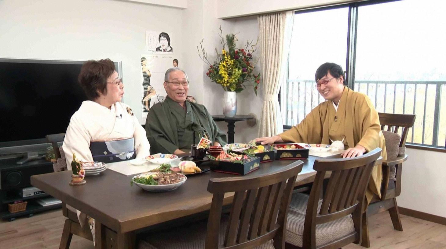 「ボクらの時代」で鼎談を繰り広げる南海キャンディーズ山里（右）とその父・清美（中央）、母・文代（左）。(c)フジテレビ