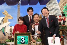 芸人チームと有吉弘行（右）。(c)フジテレビ