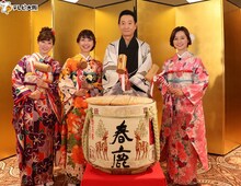 左から山口実香、小塚舞子、三田村邦彦、斉藤雪乃。