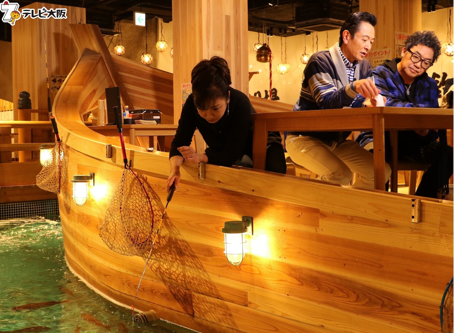 店内で釣った魚を食べられる居酒屋で真剣に釣りをする伍代夏子。