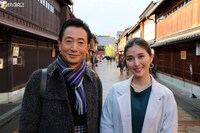 左から三田村邦彦、橋本マナミ。