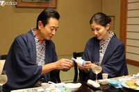 左から三田村邦彦、橋本マナミ。