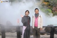 左からおのののか、三田村邦彦。