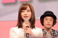 橋本環奈（左）