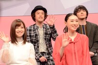 会見の様子を中継していた大阪会場に向かって手を振る出演者たち。