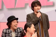 最初のひと言挨拶の際に起立することを忘れてしまったと詫びる林遣都（右）。