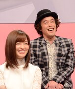 左から橋本環奈、エレキコミックやつい。