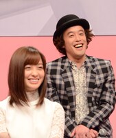 左から橋本環奈、エレキコミックやつい。