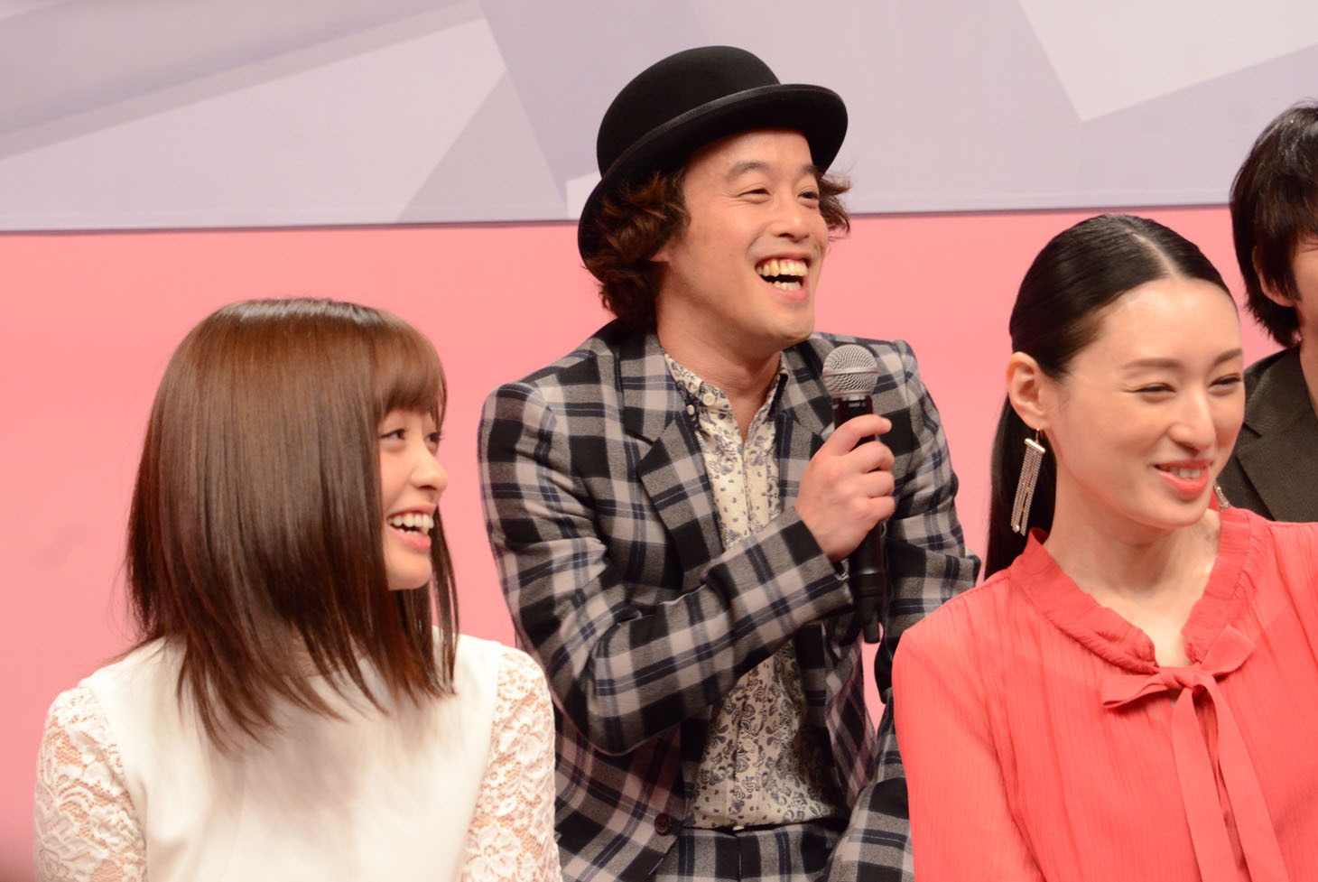 会見中の様子。