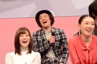 会見中の様子。