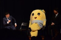 W成人式を盛り上げに来たふなっしー（中央）。