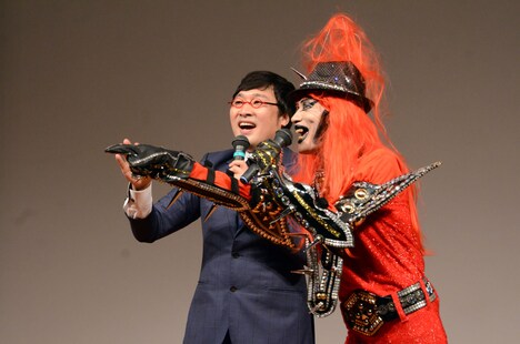 南海キャンディーズ山里（左）とJAGUAR（右）。