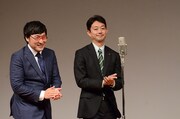 センターマイクに向かって並んで歩く南海キャンディーズ山里（左）と熊谷市長（右）。