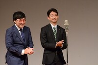 センターマイクに向かって並んで歩く南海キャンディーズ山里（左）と熊谷市長（右）。