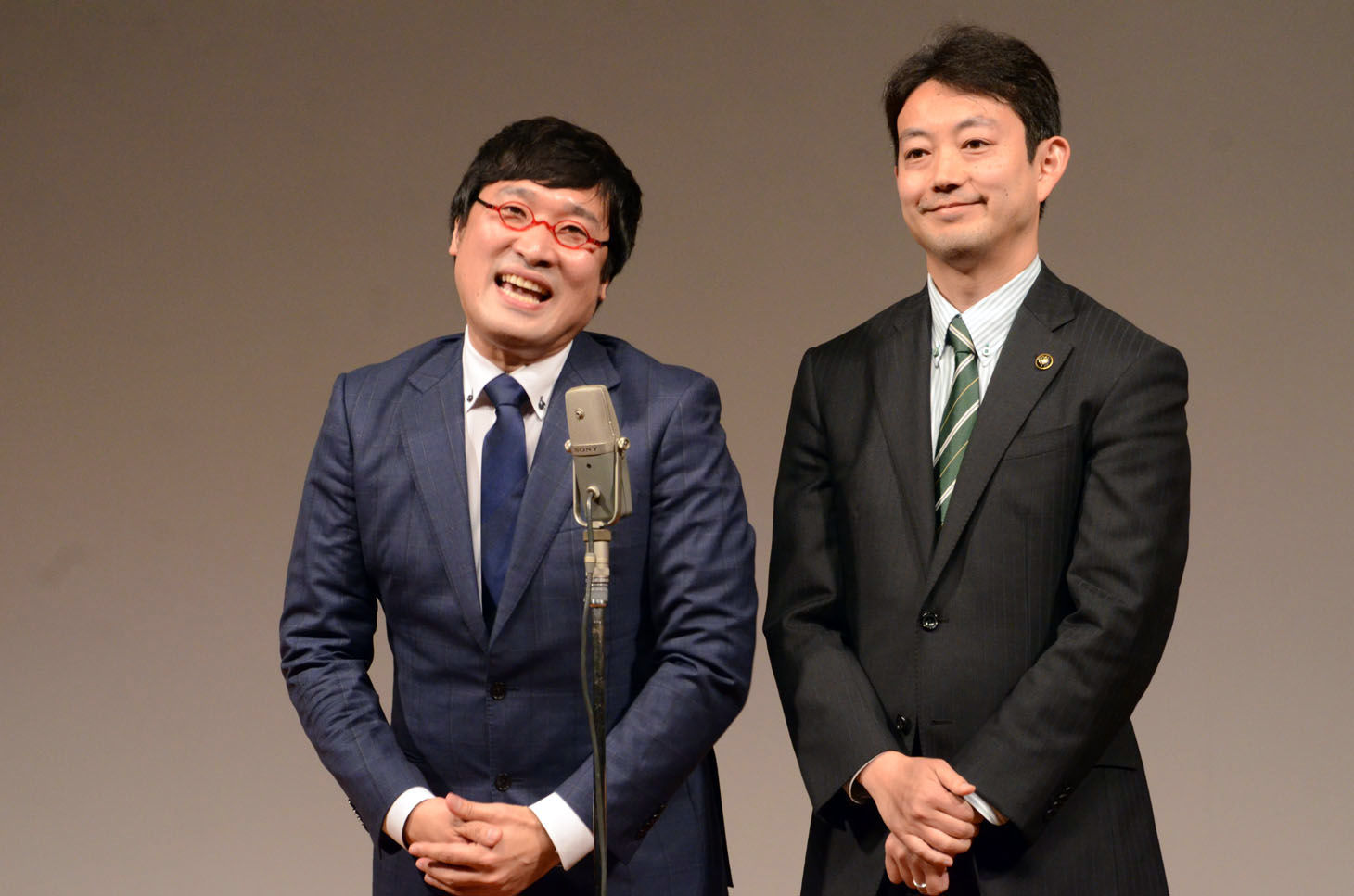 漫才を披露する南海キャンディーズ山里（左）と熊谷俊人市長（右）。
