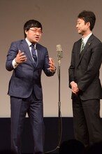 南海キャンディーズ山里（左）と熊谷俊人市長（右）。