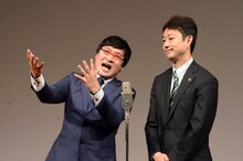 今年1月に開催した「千葉 40歳のW成人式」にて、房総みそピーズとして漫才を披露した南海キャンディーズ山里（左）と熊谷俊人市長（右）。