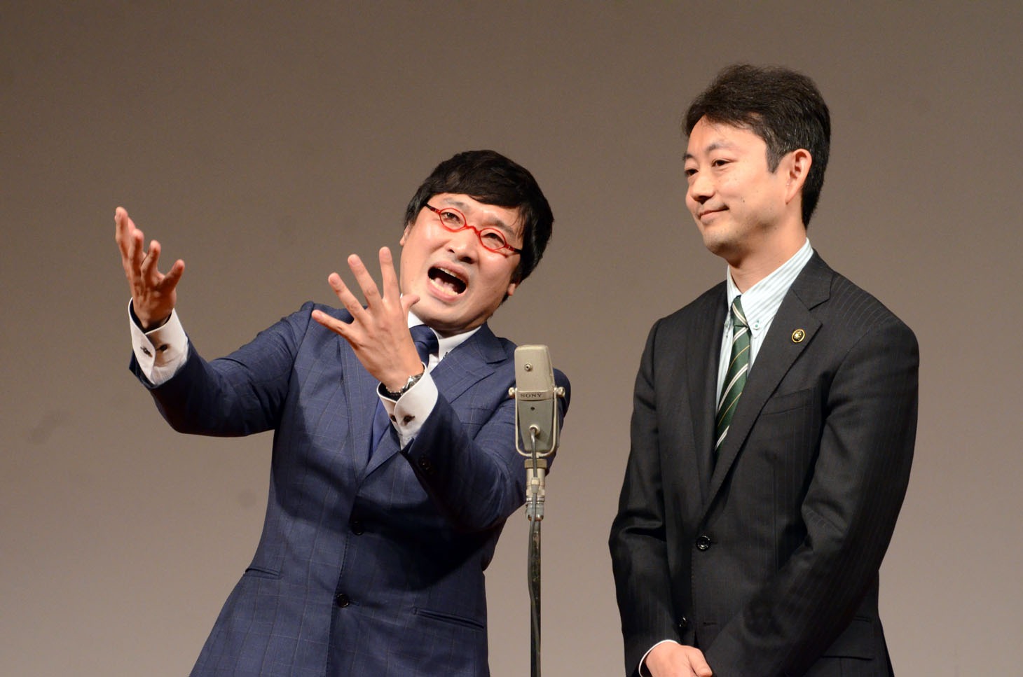 房総みそピーズとして漫才を披露した南海キャンディーズ山里（左）と熊谷俊人市長（右）。