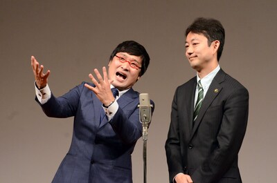 今年1月に開催した「千葉 40歳のW成人式」にて、房総みそピーズとして漫才を披露した南海キャンディーズ山里（左）と熊谷俊人市長（右）。